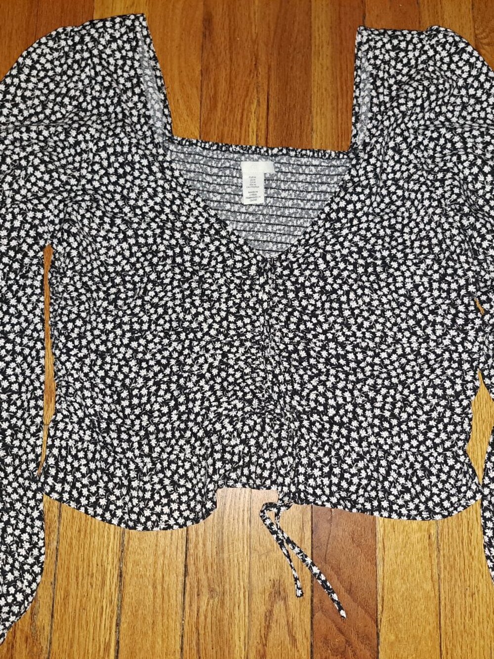 H&M | Black & White Floral Long Sleeve Top Blouse Smocked Ruched sz Medium